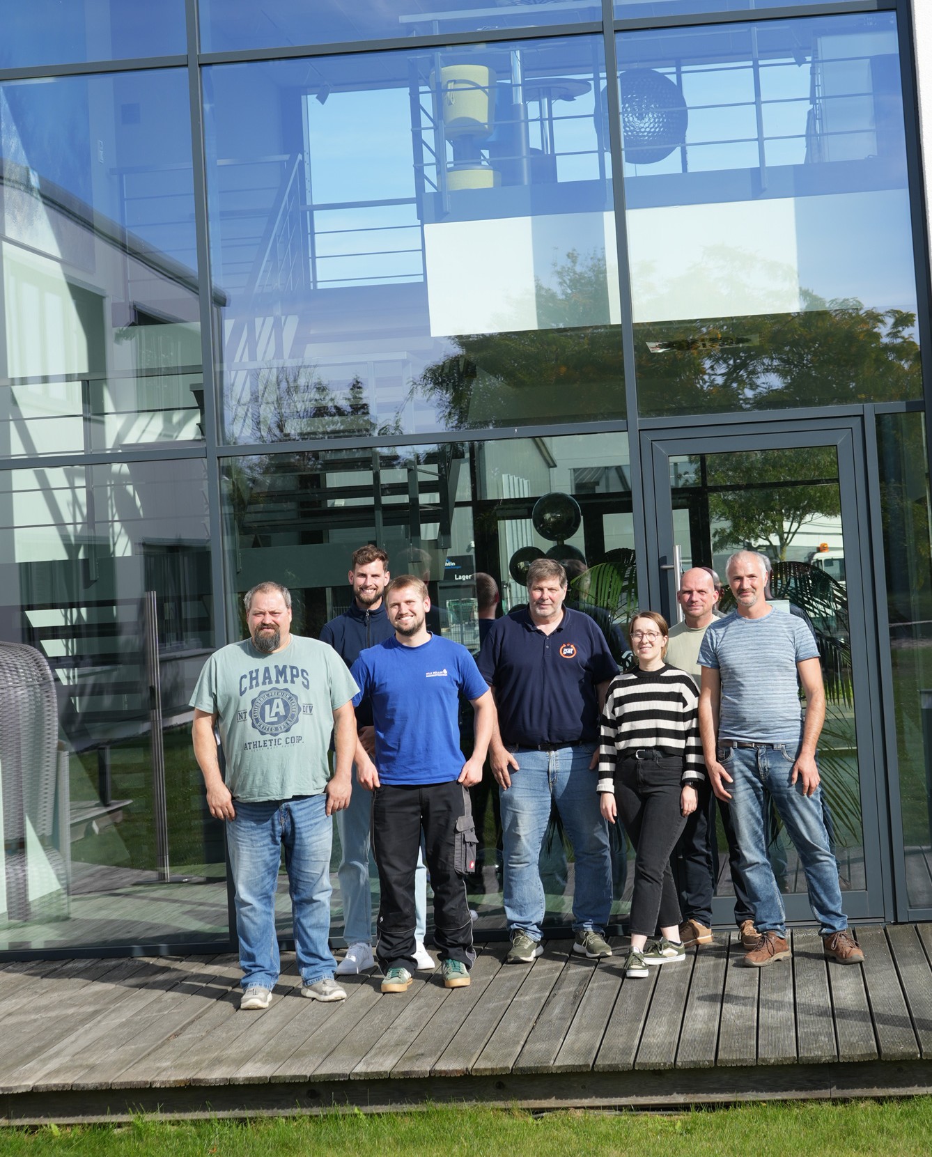 Teilnehmer der Testomatschulung am 23.09.2026 bei HeylNeomeris in Hildesheim. Fotoaufnahme auf der Besucherterrasse am Gebäude.